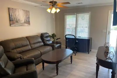 Image de Home away from Home close to Hpu\/Furniture Market