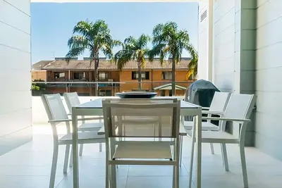 Image de Situated above bustling First Avenue in Sawtell, this two bedroom apartment is a slice of luxury