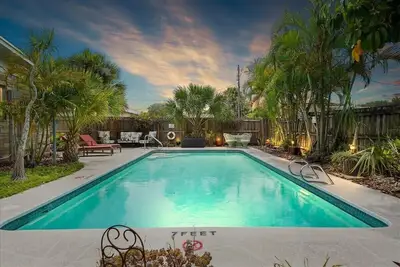 Image de Palm Paradise - Lush Pool, Walk Dntn 3br