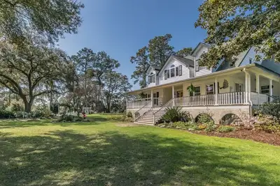 Image de Private Retreat on Deep Water overlooking Jenkins Creek