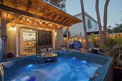 Image de Hot Tub~Fire Pit~Beach 2 Min Walk~Game Room~Rooftop Launch Viewing