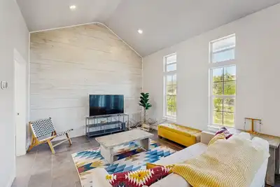 Image de Modern home on half acre with amazing Hill Country location, scenic deck & Ac