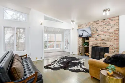 Image de Bright modern home with private hot tub, fireplace, enclosed yard, & WiFi