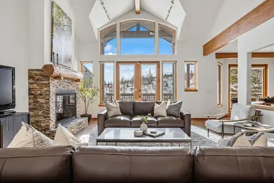 Image de Spacious Getaway w/ Mountain Views! Great Rates!