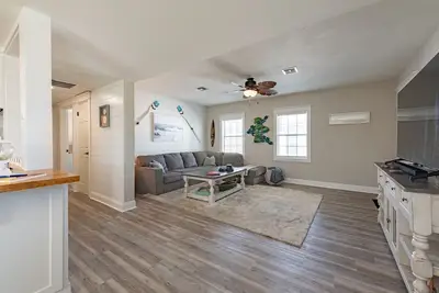 Newly renovated beach house w/ pool table 5 mins from beach!