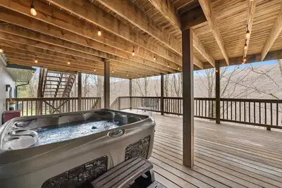 Image de Stunning 2-level mountain home with hot tub, game room, furnished decks, firepit
