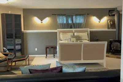 Image de Peace of mind property is a Studio with separate entrance and wet bar