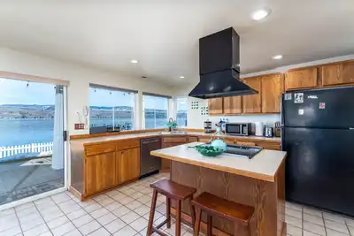 Image de Waterfront Home on Lake Chelan, Pet Friendly!