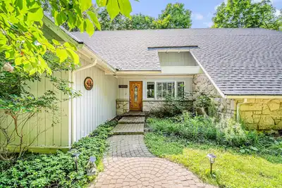 Image de Delightful retreat near the lake - game room with foosball & pool tables