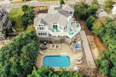 Image de SEAk Obx Beach Escape- bocce/horseshoe court, hot tub, pool, gym- in ❤️ of Duck