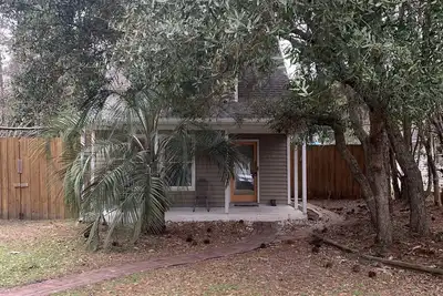 Image de 3 Bedroom Cottage w/Hot Tub- 4 miles to Beach, 4 miles to Downtown and 1 to Uncw