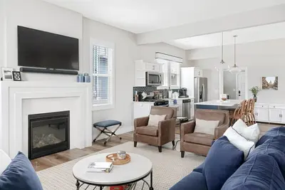 Image de Brand New Luxury Home less than a mile from Notre Dame