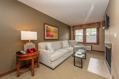 Image de Suites at Silver Tree A116: 1 bedroom standard view suite with fireplace, kitche