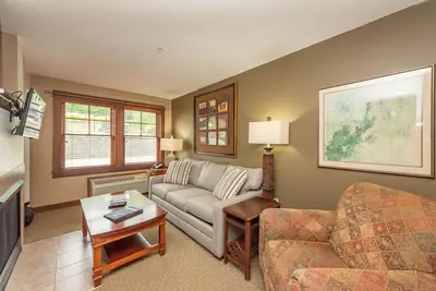 Image de Suites at Silver Tree A120: Standard View Suite with Private Bedroom, 1st Floor