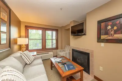 Image de Suites at Silver Tree A121: Lakeview suite, one bedroom, private balcony, easy a