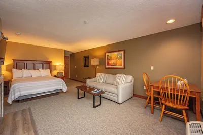 Image de A122 - Luxury Studio Suite with Standard View, Sleeps 4, Free Wifi!