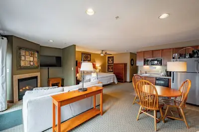 Image de Suites at Silver Tree A125: Studio Suite End Unit with Lake View, Private Balcon
