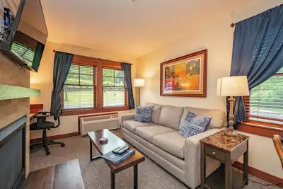 Image de Suites at Silver Tree A126: King Bedroom Suite on 1st Floor with Free Wifi!