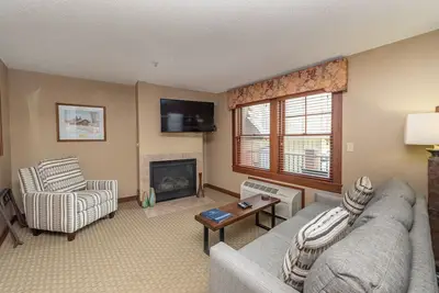 Image de Suites at Silver Tree A204: Studio Standard View Suite with Fireplace & Private