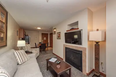Image de Suites at Silver Tree A205: One bedroom lake view suite, kitchenette & private b