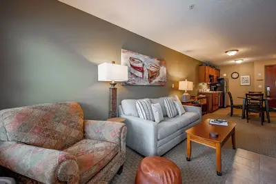 Image de Suites at Silver Tree A206: 1 bedroom suite with standard view, fireplace & priv