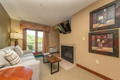Image de Suites at Silver Tree A207: One bedroom suite, has a private balcony to enjoy vi