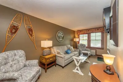 Image de Suites at Silver Tree A208: One bedroom suite, standard view with a cozy firepla