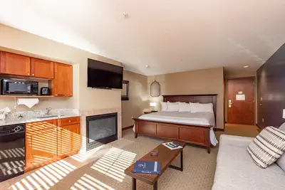 Image de Suites at Silver Tree A210: Studio Standard View Suite with Kitchenette and Cozy