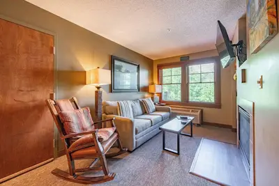 Image de Suites at Silver Tree A211: One Bedroom Lakefront Suite with Private Bedroom!
