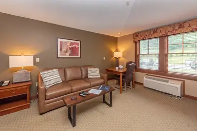 Image de Suites at Silver Tree A214: Standard View Studio Suite with Fireplace and Free W