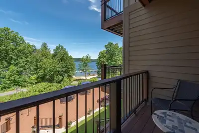 Image de Suites at Silver Tree A215: Lake View Suite with One Bedroom, Private Balcony!
