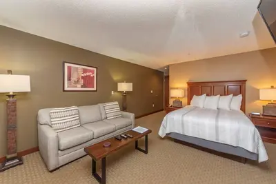 Image de Suites at Silver Tree A216: Studio standard view suite, includes an a balcony &