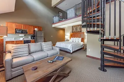 Image de Suites at Silver Tree A304: Studio with Loft Suite, Fireplace, Private Balcony!