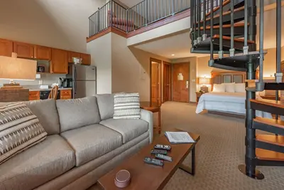 Image de Suites at Silver Tree A305: Studio with Loft Suite, Lake View and Private Balcon