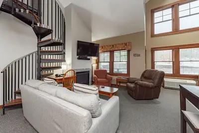 Image de Suites at Silver Tree A306: Luxury Studio with Loft Suite, Free Wifi!