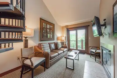 Image de Suites at Silver Tree A307: One Bedroom and Loft Suite, Private Balcony, Great V