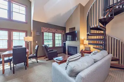 Image de Suites at Silver Tree A308: Studio Style Suite with Loft, Free Wifi!