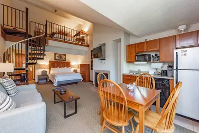 Image de Suites at Silver Tree A309: Lake View Studio Style Suite with Loft, Free Wifi!