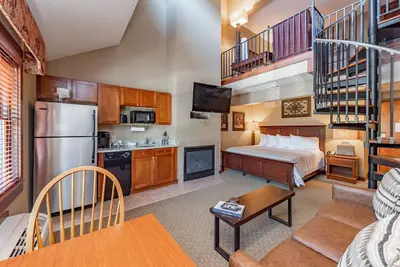 Image de Suites at Silver Tree A310: Standard view studio & loft, sleeps 6, cozy fireplac