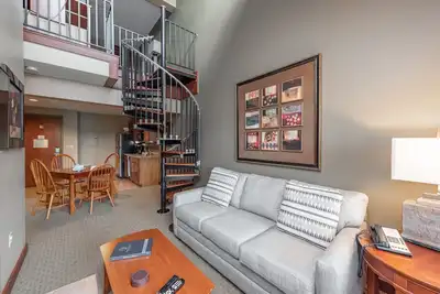 Image de Suites at Silver Tree A311: One Bedroom King Suite with Loft and Lake View!