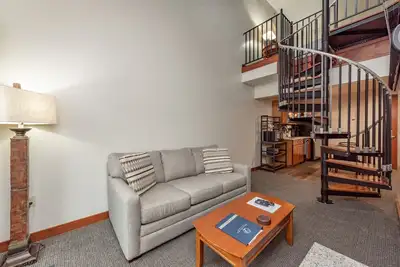 Image de Suites at Silver Tree A312: One Bedroom Suite with Loft, Kitchenette, Free Wifi!