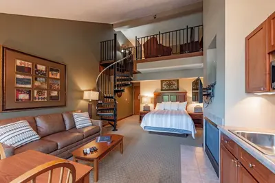 Image de Suites at Silver Tree A313: Studio and Loft Lake View Suite with Fireplace, Free