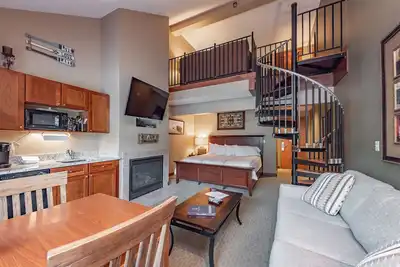 Image de Suites at Silver Tree A314: Studio and Loft Suite with Free Wifi and Fireplace!
