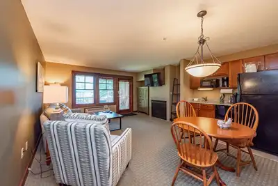 Image de Suites at Silver Tree B103: 1 Bedroom Lake View Suite at Lakefront Hotel
