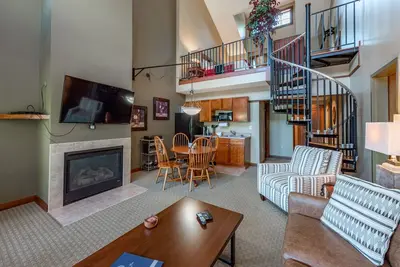 Image de Suites at Silver Tree B203: One Bedroom & Loft Lake View Suite at Lakefront Hote