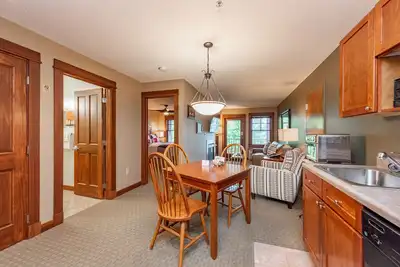 Image de Suites at Silver Tree B204: 1 Bedroom Lake View Suite at Lakefront Hotel