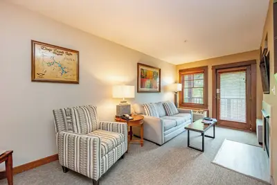 Image de Suites at Silver Tree B205: 1 Bedroom Lake View Suite at Lakefront Hotel