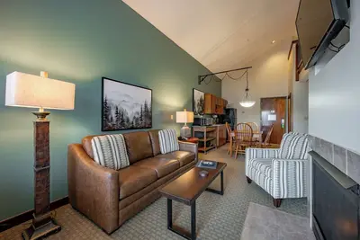 Image de Suites at Silver Tree B302: One Bedroom & Loft Lake View Suite at Lakefront Hote