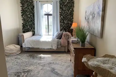 Image de Urban Luxury Apartment near grocery and freeway access!