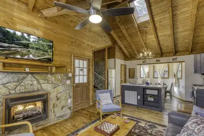 Image de Size Matters Cabin! Indoor Hot Tub, Indoor Fire place. . .
